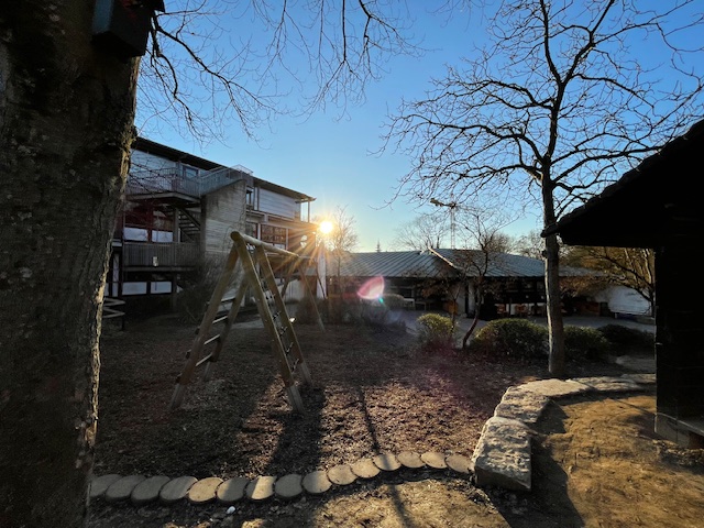 Foto Fröbelschulgebäude zu verschiedenen Jahreszeiten und Blickwinkeln